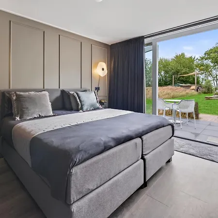 Bed and breakfast Wiltsangh Texel Tuinsuite Black De Waal